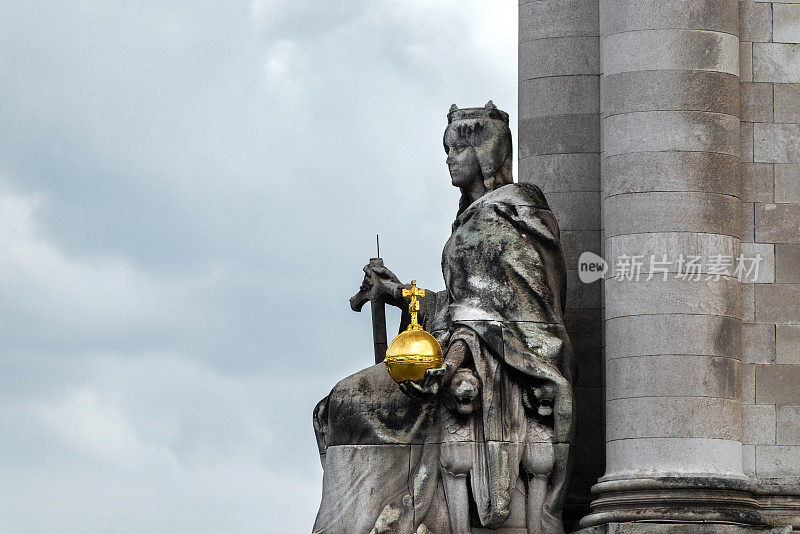 法国查理曼大帝雕像(France de Charlemagne)，位于亚历山大三世桥的柱子上